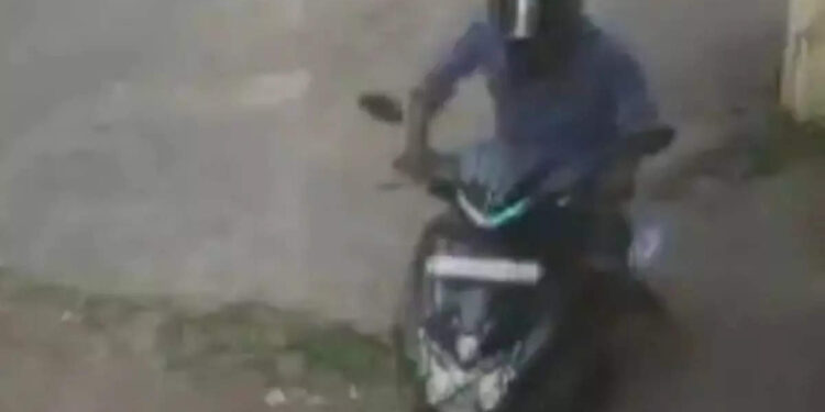 പെട്രോളടിക്കാൻ-കാശില്ല;-സ്കൂട്ടര്‍-മോഷ്ടിച്ച്-കടക്കവേ-എണ്ണ-തീർന്നു,-ഒടുവിൽ-യുവാവ്-പോലീസ്-പിടിയില്‍