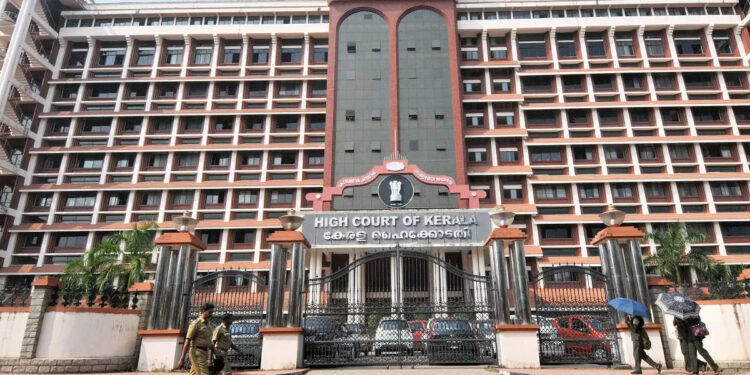 ഫേസ്ബുക്ക്-വിമർശനം-മുൻ-ജഡ്ജിയെ-‘പ്രതി’യാക്കുമ്പോൾ;-ഹൈക്കോടതിയിൽ-നടക്കുന്നത്