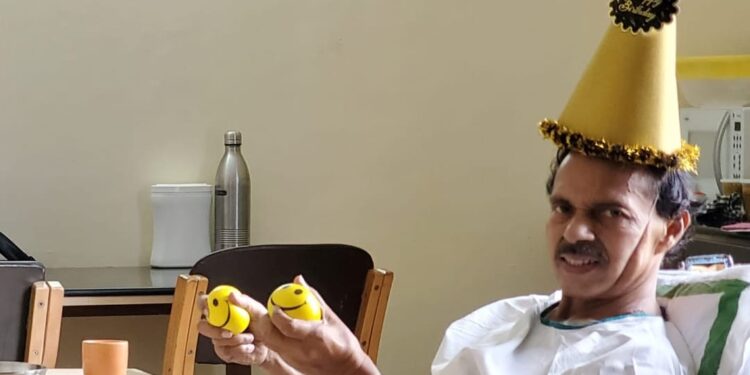 ‘രോഗവും-വേദനയും-ഉള്ളിലൊതുക്കി-പിറന്നാള്ദിനത്തില്-ഫോട്ടോയ്ക്ക്-ചിരിച്ച-പിടി.’