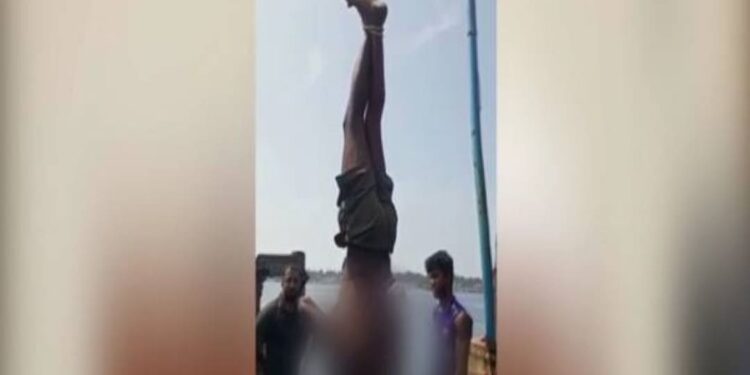 ഫോണ്-മോഷ്ടിച്ചെന്ന്-ആരോപണം;-മത്സ്യത്തൊഴിലാളിയെ-തലകീഴായി-കെട്ടിത്തൂക്കി-മര്ദ്ദിച്ചു,-വീഡിയോ-വൈറല്