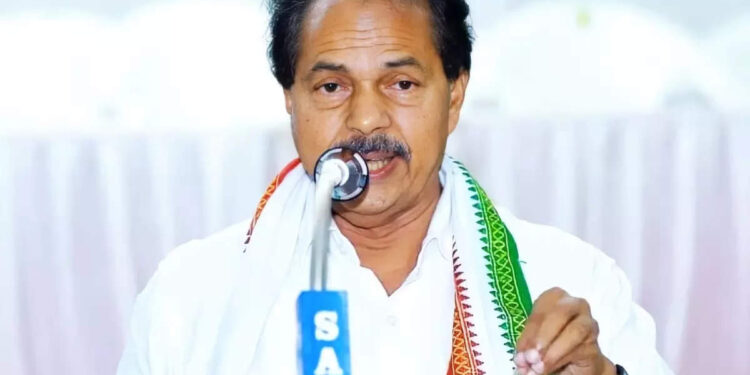 പി-ടിയുടെ-മരണം;-ദുഃഖാചരണത്തിനിടെ-ക്രിസ്മസ്-ആഘോഷം,-പ്രതിഷേധം