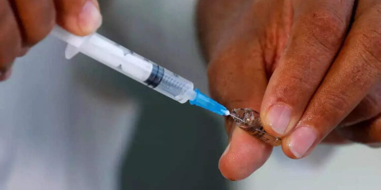 രണ്ട്-മാസം-പ്രായമുള്ള-കുഞ്ഞിന്-കാലാവധി-കഴിഞ്ഞ-മരുന്ന്-കുത്തിവച്ചതായി-പരാതി;-ഡോക്ടർക്കെതിരെ-കേസ്