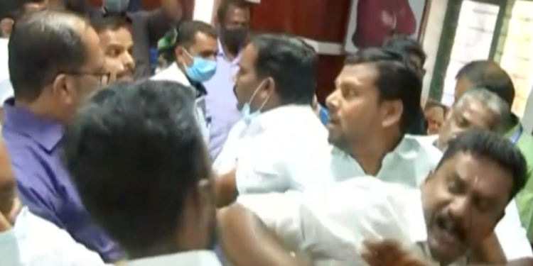 പാലക്കാട്-നഗരസഭയിൽ-സംഘർഷം;-ഉദ്യോഗസ്ഥനെതിരെ-കൈയേറ്റ-ശ്രമം