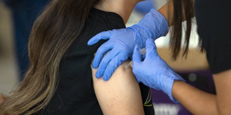 നാല്-ഡോസ്-വാക്‌സിനെടുത്ത-സ്ത്രീയ്ക്ക്-കോവിഡ്-സ്ഥിരീകരിച്ചു;-ഇന്ദോറിലെ-ആശുപത്രിയില്‍-പ്രവേശിപ്പിച്ചു