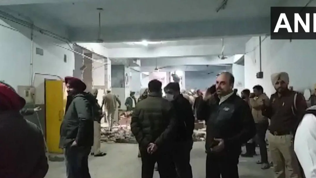 ലുധിയാന-സ്‌ഫോടനം;-പ്രതിയുമായി-അടുപ്പമുള്ള-വനിത-പോലീസ്-ഉദ്യോഗസ്ഥയെ-സസ്‌പെന്‍ഡ്-ചെയ്തു