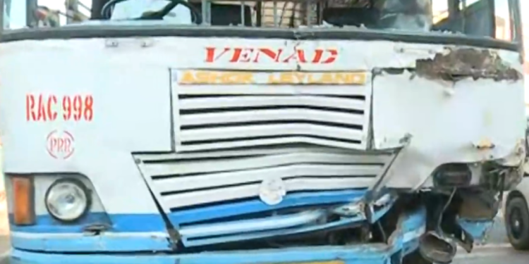 ശബരിമല-തീർത്ഥാടകർ-സഞ്ചരിച്ച-വാഹനം-കൊച്ചിയിൽ-അപകടത്തില്‍പ്പെട്ടു;-12-പേർക്ക്-പരിക്ക്