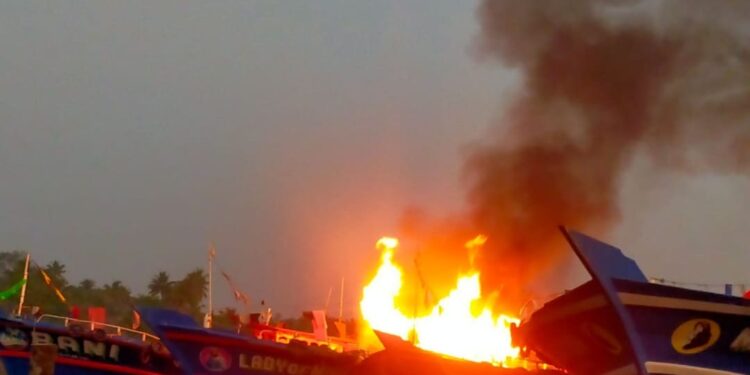 മുനമ്പം-പള്ളിപ്പുറത്ത്-രണ്ട്-ബോട്ടുകള്‍-കത്തിനശിച്ചു-|-വീഡിയോ