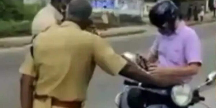 എങ്ങനെ-മാന്യമായി-പെരുമാറാം?-പോലീസിനെ-മര്യാദ-പഠിപ്പിക്കാൻ-പരിശീലനം;-ആദ്യഘട്ടം-വിദേശികൾ-എത്തുന്ന-സ്ഥലങ്ങളിൽ