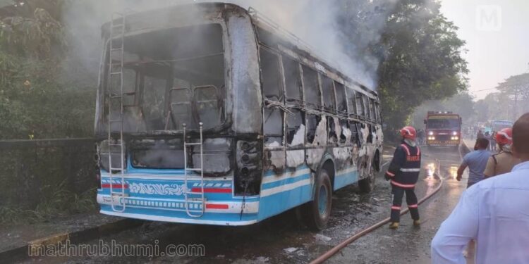 കണ്ണൂരില്‍-ഓടിക്കൊണ്ടിരുന്ന-ബസിന്-തീപിടിച്ചു;-ബസ്-പൂര്‍ണമായും-കത്തിനശിച്ചു,-യാത്രക്കാര്‍-സുരക്ഷിതര്‍