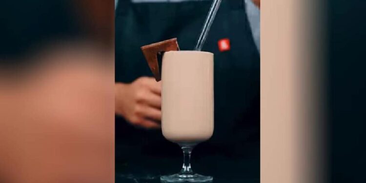 ചോക്‌ലേറ്റും-പച്ചമുളകും-ചേര്‍ത്തൊരു-ലസ്സി;-സംഗതി-വെറൈറ്റി-ആയിട്ടുണ്ടെന്ന്-സോഷ്യല്‍-മീഡിയ