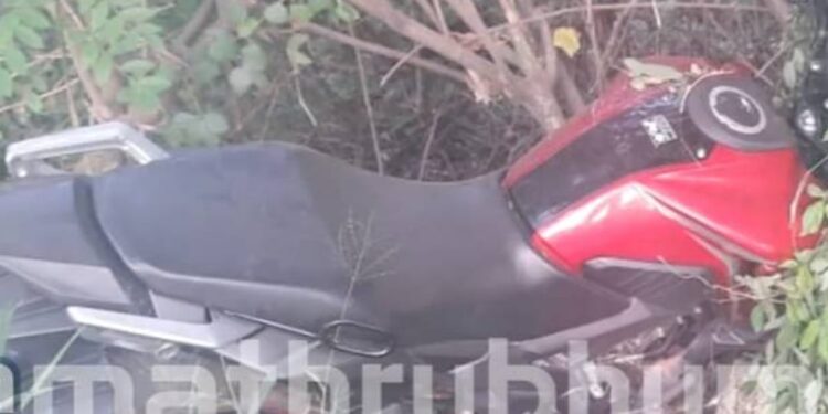 അമിത-വേഗതയിലെത്തിയ-ബൈക്ക്-മരത്തിലിടിച്ചു;-മൂന്നു-വിദ്യാര്‍ഥികള്‍ക്ക്-ദാരുണാന്ത്യം