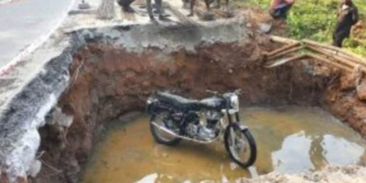 നടുറോഡിൽ-കലുങ്കിനുവേണ്ടിയെടുത്ത-കുഴിയില്-വീണ്-ബൈക്ക്-യാത്രക്കാരന്-ഗുരുതര-പരിക്ക്