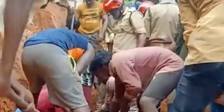 വര്‍ക്കലയില്‍-മതില്‍-നിര്‍മാണത്തിനിടെ-മണ്ണിടിഞ്ഞ്-അപകടം;-രണ്ട്-പേര്‍-കുടുങ്ങിക്കിടക്കുന്നു