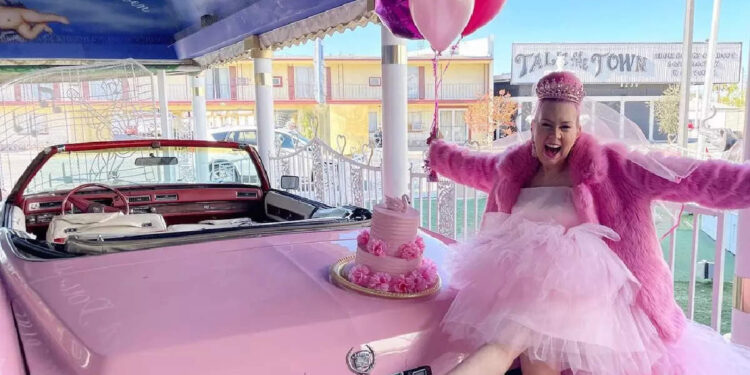 പിങ്ക്-നിറത്തിനോട്-യമണ്ടൻ-പ്രേമം!-എന്നാൽ-പിന്നെ-അതിനെ-കല്യാണം-കഴിച്ചൂടെ?