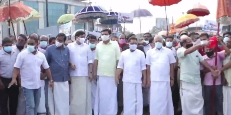 എടപ്പാള്‍-മേല്‍പ്പാലം-നാടിന്-സ്വന്തം;-ഉദ്ഘാടനം-ജനകീയമാക്കാന്‍-‘ഓട്ടം’-ട്രോളി-മന്ത്രിമാരും