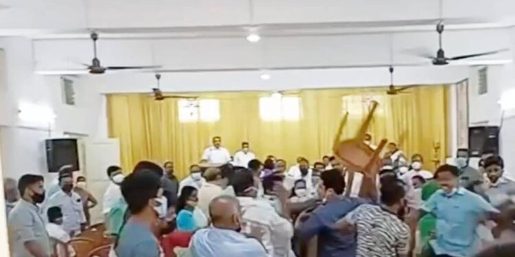 കോണ്‍ഗ്രസ്-ബ്ലോക്ക്-കമ്മറ്റി-യോഗത്തില്‍-പ്രവര്‍ത്തകര്‍-ഏറ്റുമുട്ടി