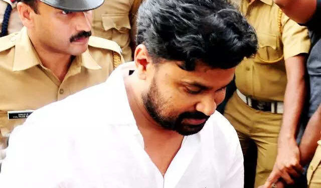 കേസിനു-പിന്നിൽ-പ്രതികാര-നടപടിയെന്നു-ദിലീപ്;-മുൻകൂർ-ജാമ്യഹർജി-ഇന്നു-പരിഗണിക്കും