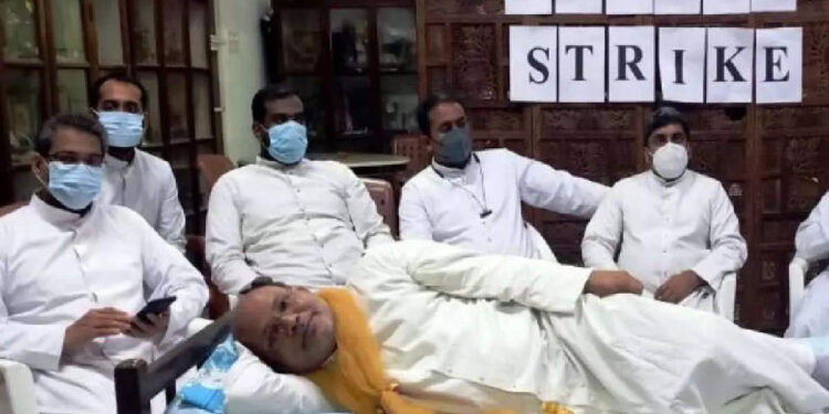 ഏകീകൃത-കുര്‍ബാനക്രമം:-നിരാഹാരമിരുന്ന്-വൈദികൻ,-പിന്തുണച്ച്-അതിരൂപത-സംരക്ഷണ-സമിതി