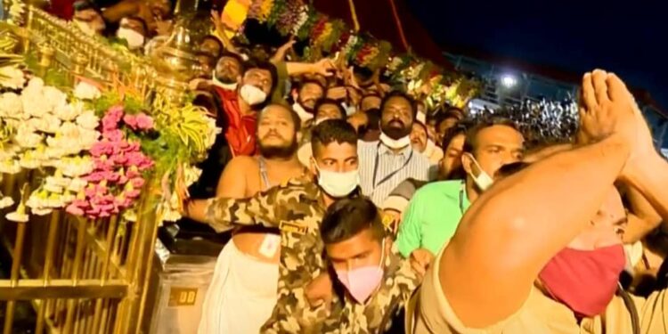 മകരജ്യോതി-കണ്ട്-മനംനിറഞ്ഞ്-ഭക്തര്‍;-ശബരിമല-ഭക്തിസാന്ദ്രം