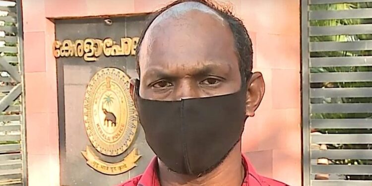 പിങ്ക്-പോലീസിന്റെ-പരസ്യ-വിചാരണ;-പോലീസ്-മേധാവി-മാപ്പ്-ചോദിച്ചെന്ന്-കുട്ടിയുടെ-അച്ഛന്