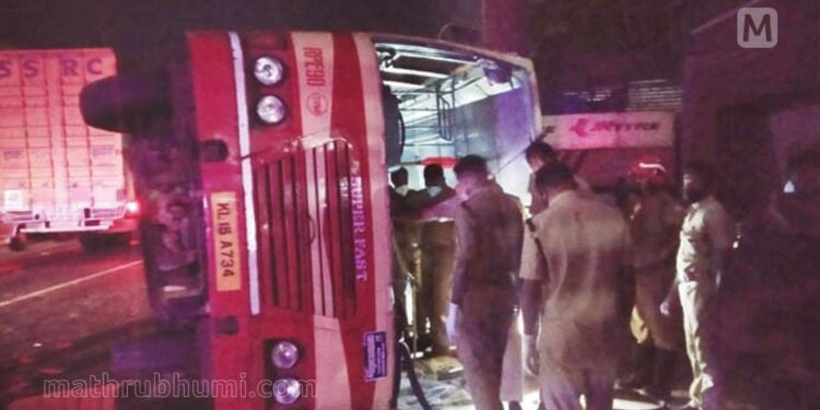 ഏറ്റുമാനൂരില്‍-കെഎസ്ആര്‍ടിസി.-ബസ്-മറിഞ്ഞു;-30-ലേറെ-പേര്‍ക്ക്-പരിക്ക്