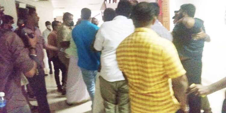 കെ-റെയില്-വിശദീകരണ-യോഗത്തിലേക്ക്-നാടകീയമായി-യൂത്ത്-കോണ്ഗ്രസ്-പ്രതിഷേധം;അറസ്റ്റ്-ചെയ്ത്-നീക്കി