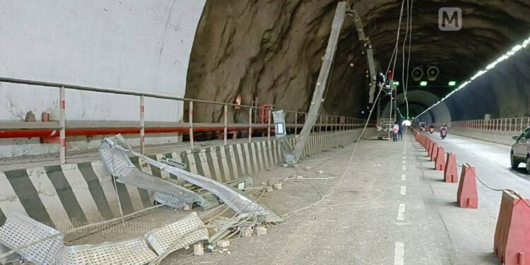 ടിപ്പറിന്റെ-പിന്‍ഭാഗം-ഉയര്‍ത്തി-ഓടിച്ചു;-കുതിരാനിലെ-104-ലൈറ്റുകളും-ക്യാമറകളും-തകര്‍ന്നു,-വന്‍-നഷ്ടം