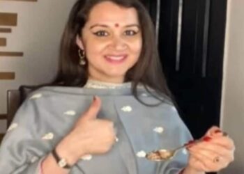 ചോറിനു-മുകളിൽ-കറി-ഒഴിക്കരുത്;-തീൻമേശ-മര്യാദ-പങ്കുവെച്ച-യുവതിക്ക്-വിമർശനം