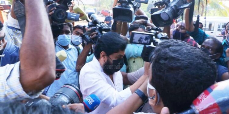 ദിലീപ്-ക്രൈംബ്രാഞ്ചിന്-മുന്നിലെത്തി;-ചോദ്യം-ചെയ്യല്‍-തുടങ്ങി