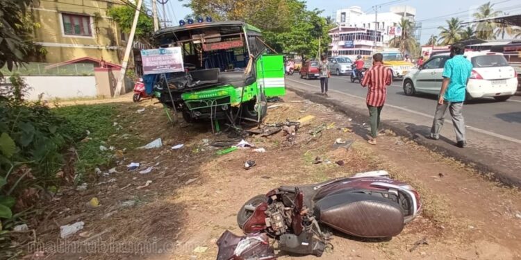 കൊല്ലം-ശക്തികുളങ്ങരയില്‍-സ്വകാര്യ-ബസും-വാനും-കൂട്ടിയിടിച്ച്-ഒരാള്‍-മരിച്ചു-|-സിസിടിവി-ദൃശ്യം
