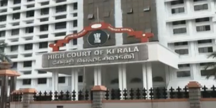 പണം-നല്‍കാതെ-തീരം-വിടാനൊരുങ്ങി-ചരക്ക്-കപ്പല്‍;-അര്‍ധ-രാത്രി-സിറ്റിങ്-നടത്തി-യാത്ര-തടഞ്ഞ്-ഹൈക്കാടതി