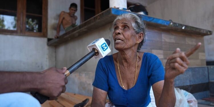 വയല്‍കിളികളെ-പിറകില്‍-നിന്ന്-കുത്തി,-കൂടെയുള്ളവർ-കാലുവാരി-നമ്പ്രാടത്ത്-ജാനകി