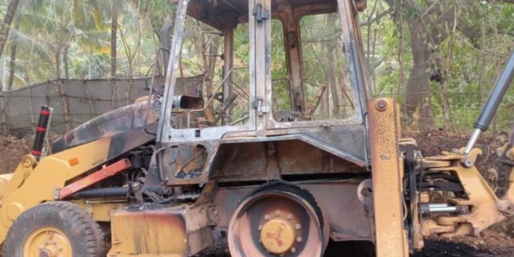 റോഡ്-പണിക്കെത്തിച്ച-ജെസി.ബി-തീവെച്ച്-നശിപ്പിച്ചു