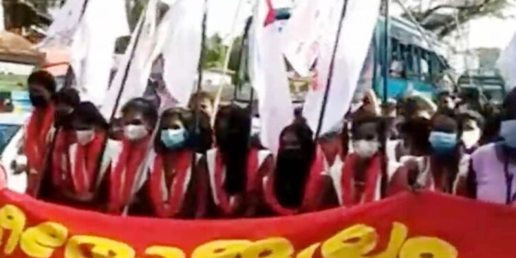 കണ്ണൂരില്‍-കോവിഡ്-മാനദണ്ഡം-ലംഘിച്ച്-എസ്എഫ്.ഐയുടെ-ആഹ്‌ളാദ-പ്രകടനം;-കോടതി-നിര്‍ദേശം-മറികടന്നു