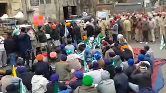 കർഷകരോഷത്തിൽ-പകച്ച്-ബിജെപി-;-സ്ഥാനാർഥികൾക്കെതിരെ-
കരിങ്കൊടിയും-ബഹിഷ്കരണവും