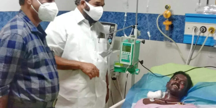 “വാവ-സുരേഷിന്-ഒന്നു-കണ്ട്-സംസാരിക്കണം”;-ഓടിയെത്തി-മന്ത്രി-വി-എൻ-വാസവൻ