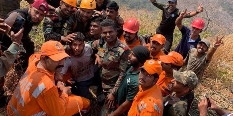 ബാബുവിനെ-റോപ്പിന്‍റെ-സഹായത്തോടെ-മുകളിലെത്തിച്ചു;-ഇനി-എയർ-ലിഫ്റ്റിങ്,-ഹെലികോപ്റ്റർ-സജ്ജം