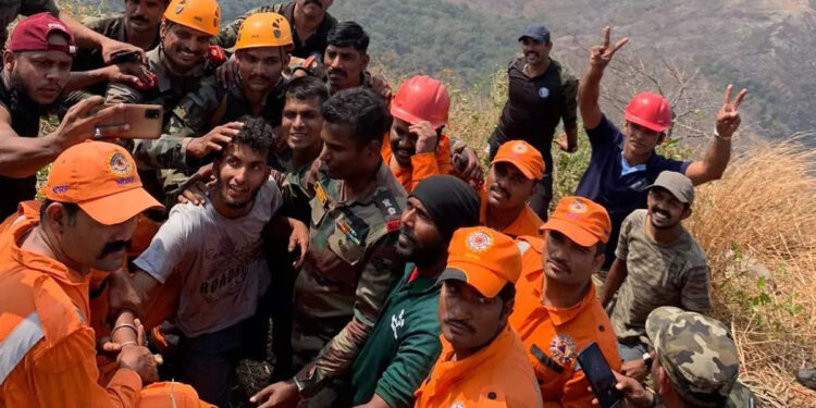 ഇന്ത്യൻ-സേനയുടെ-കരുതലിൽ-ബാബു;-രക്ഷാപ്രവര്‍ത്തകര്‍ക്കൊപ്പം-ചിത്രം;-ഉടൻ-ആശുപത്രിയിലേയ്ക്ക്