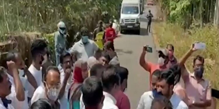 കെ-–-റെയിലിനെതിരെ-ആലുവയില്‍-പ്രതിഷേധം;-കല്ലിടല്‍-തടഞ്ഞ്-സമരക്കാര്‍