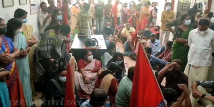 റവന്യൂ-വകുപ്പിലെ-കൂട്ട-സ്ഥലംമാറ്റം;-കോഴിക്കോട്-ജില്ലാ-കളക്ടറെ-ജീവനക്കാര്-ഉപരോധിക്കുന്നു