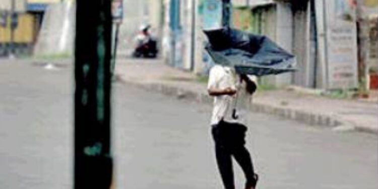 ഇന്ന്-മൂന്ന്-ജില്ലകളിൽ-യെല്ലോ-അലേർട്ട്;-ഒറ്റപ്പെട്ട-സ്ഥലങ്ങളിൽ-കനത്ത-മഴയ്ക്ക്-സാധ്യത