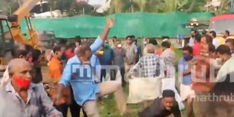 തൊഴിൽ-നല്‍കുന്നതിനെച്ചൊല്ലി-തർക്കം;-തൃപ്പൂണിത്തുറയിൽ-തൊഴിലാളി-യൂണിയനുകൾ-തമ്മിൽ-കൂട്ടത്തല്ല്