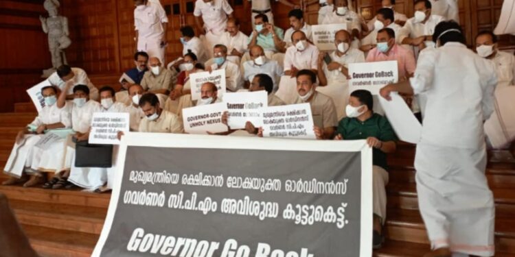 ‘ഗവര്‍ണര്‍-സംഘപരിവാറിന്റെ-ഏജന്‍റ്’:-നയപ്രഖ്യാപന-പ്രസംഗം-ബഹിഷ്കരിച്ച്-പ്രതിപക്ഷം