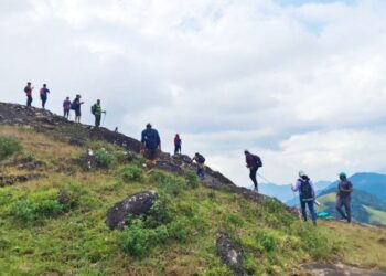 പ്രായം-മറന്നേക്കൂ…-നമുക്ക്‌-മലകയറാം