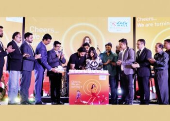 ഒൻപതാം-വാർഷികമാഘോഷിച്ച്-കൊച്ചി-ലുലു-മാൾ;-ആവേശം-പകർന്ന്-ശ്രീശാന്തും-മഞ്ജു-വാര്യരും