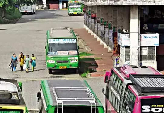 ബസ്-സമരം-തുടരുമെന്ന്-ഉടമകൾ;-‘മന്ത്രി-പറഞ്ഞു-പറ്റിച്ചു’