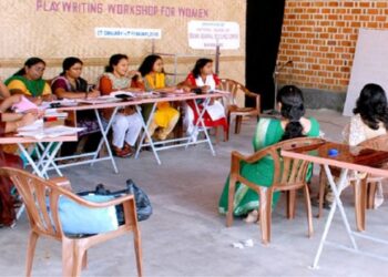 അരങ്ങിലതാ-ഒരു-കൂട്ടം-പെണ്ണുങ്ങൾ-ആടുന്നു,-പാടുന്നു.രചന-രാജരാജേശ്വരി;-സംവിധാനം-സുധി