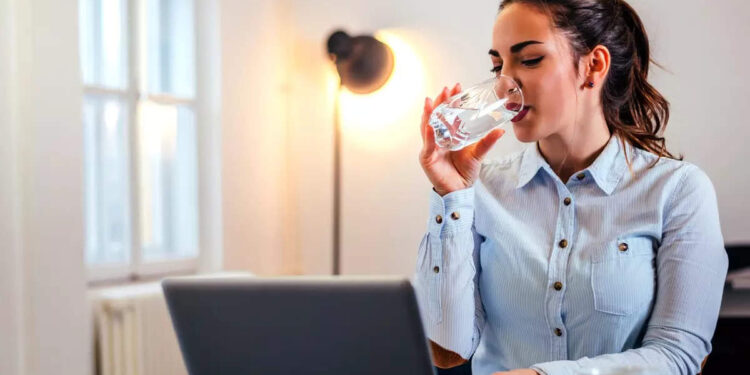 ധാരാളം-വെള്ളം-കുടിക്കണം,-പിന്നെ-ഈ-ശീലങ്ങളും;-നിർജ്ജലീകരണം-ഒഴിവാക്കാം