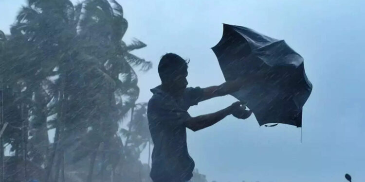 അടുത്ത-അഞ്ച്-ദിവസം-ഇടിമിന്നലോടു-കൂടിയ-ശക്തമായ-മഴ-കാലവര്‍ഷക്കാറ്റിനു-പുറമെ-ന്യൂനമര്‍ദ്ദപ്പാത്തിയും