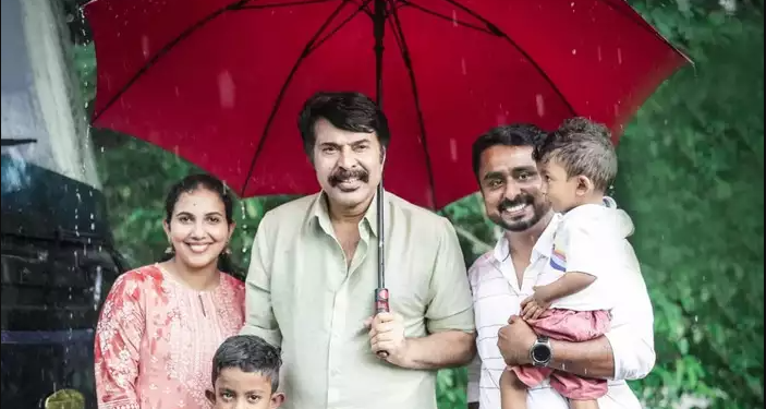കോരിച്ചൊരിയുന്ന മഴയത്ത് കുടക്കീഴിൽ മമ്മൂക്ക ചേർത്തു നിർത്തിയ ആ കുടുംബമേത്; വൈറലായി മെഗാസ്റ്റാറിന്‍റെ അപൂർവ്വ ശൈലിയിലുള്ളൊരു ചിത്രം, ചിത്രത്തിലെ കുടുംബത്തെ തിരഞ്ഞ് സോഷ്യൽമീഡിയ